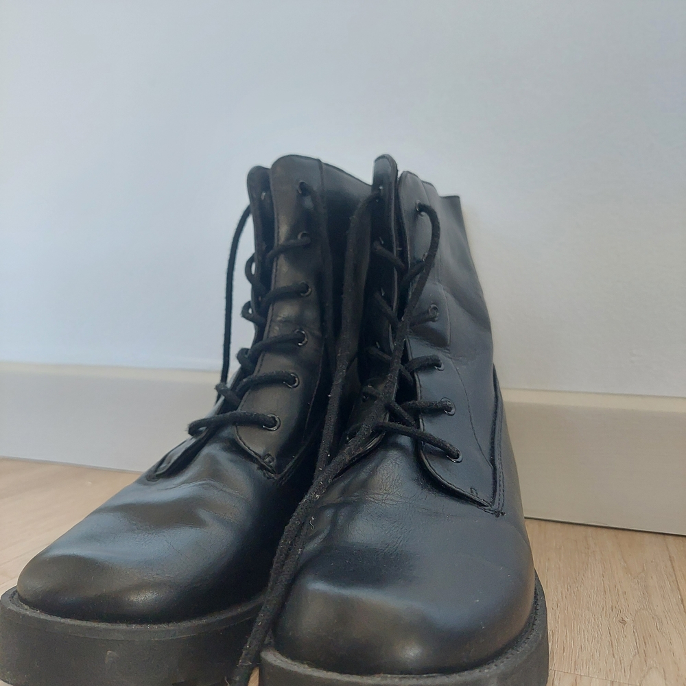 Soda Black Lace-Up Boots